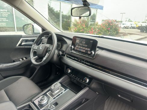 Used 2023 Mitsubishi Outlander ES AWD/4WD image 12
