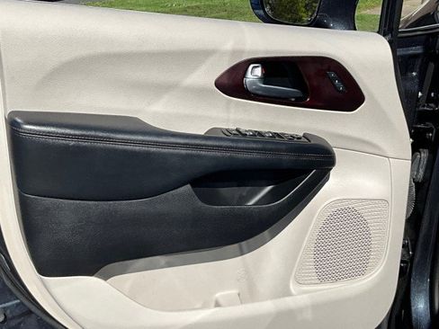 Used 2019 Chrysler Pacifica Limited w/ Advanced Safetytec Group FWD image 33