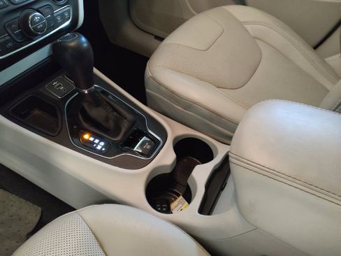 Used 2020 Jeep Cherokee Limited FWD image 26