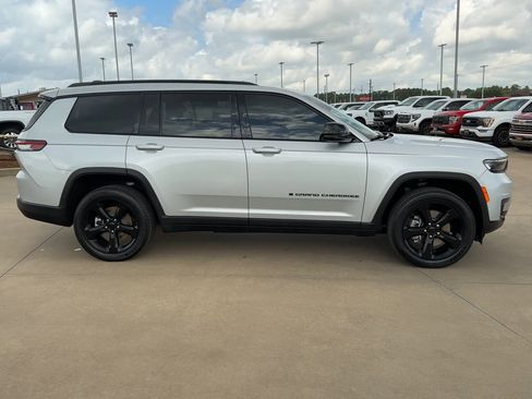 Used 2025 Jeep Grand Cherokee L Altitude image 9