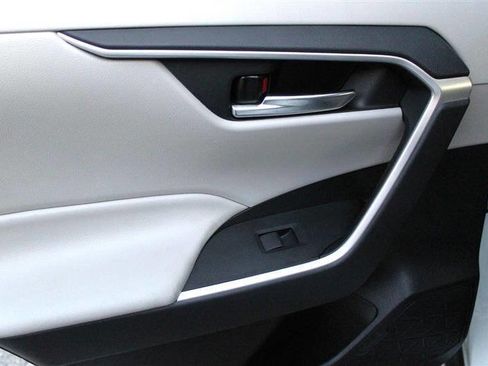 Used 2021 Toyota RAV4 XLE image 25