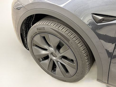 Used 2024 Tesla Model Y 2WD image 21