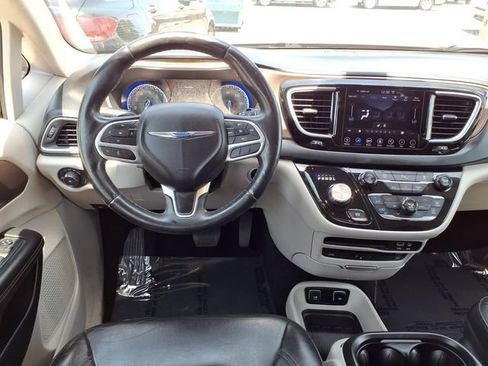 Used 2018 Chrysler Pacifica Touring-L Plus FWD image 10
