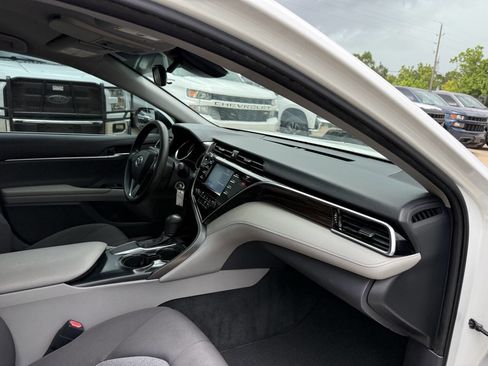 Used 2018 Toyota Camry FWD image 9
