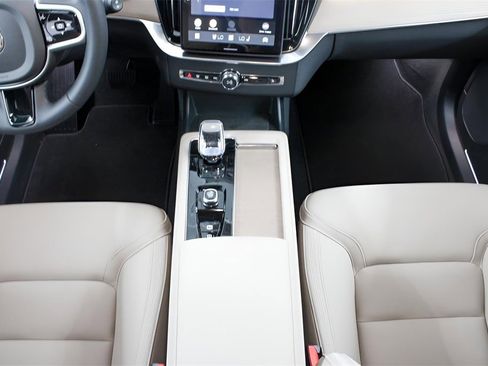 New 2026 Volvo XC90 B6 Plus w/ Protection Package Premier image 16