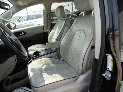 Used 2020 Chrysler Pacifica Limited image 10