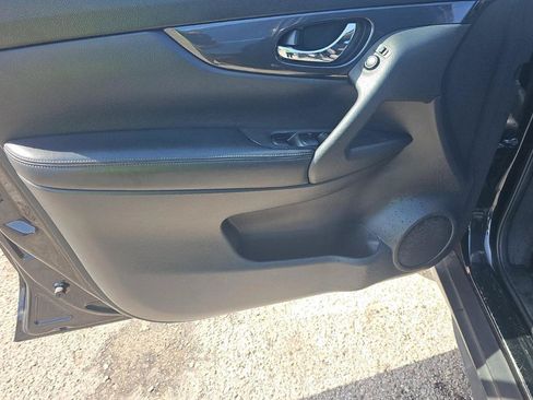 Used 2018 Nissan Rogue SV AWD/4WD image 10