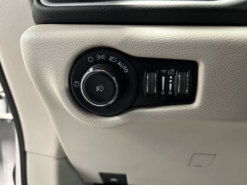 Used 2023 Chrysler Pacifica Touring-L image 22