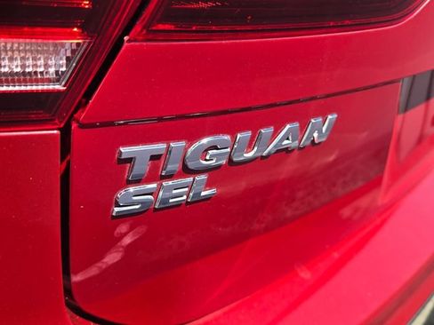Used 2018 Volkswagen Tiguan SEL FWD image 11