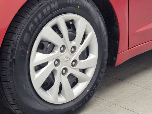 Used 2020 Hyundai Elantra SE FWD image 31