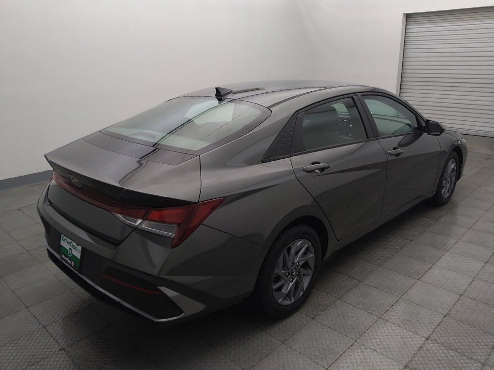 Used 2024 Hyundai Elantra SEL FWD image 9