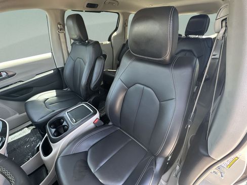 Certified 2024 Chrysler Pacifica Touring-L FWD image 22