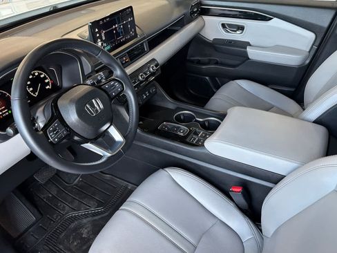 Used 2025 Honda Pilot Touring image 13