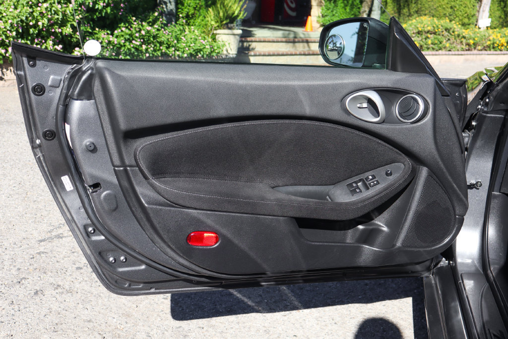 Used 2014 Nissan 370Z Coupe RWD image 17
