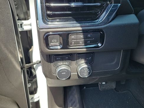 Used 2025 GMC Yukon XL Denali AWD/4WD image 13