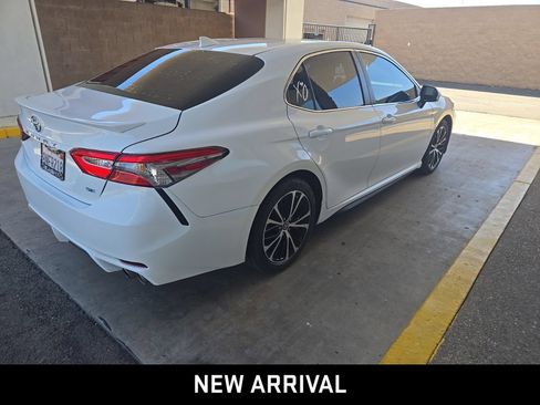 Used 2019 Toyota Camry SE w/ Accessory Appearance Package FWD image 4