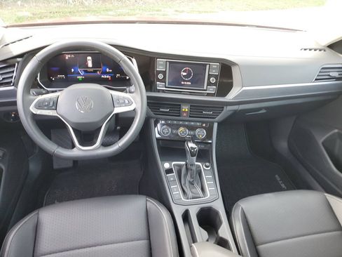 Certified 2024 Volkswagen Jetta SE w/ Panoramic Sunroof Package FWD image 18