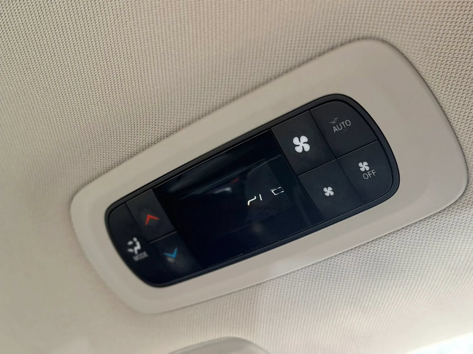Used 2023 Chrysler Pacifica Limited FWD image 36