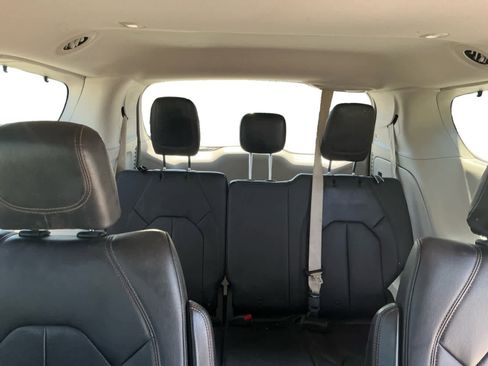 Used 2018 Chrysler Pacifica Touring-L w/ Premium Audio Group FWD image 16