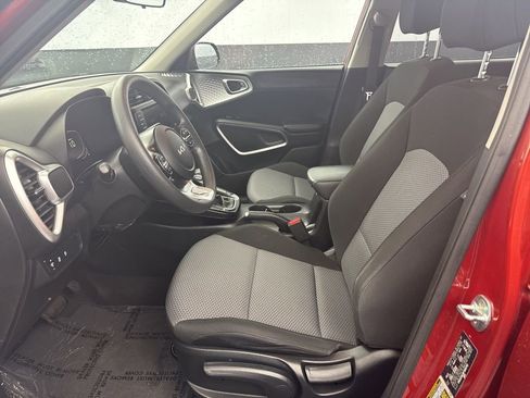 Used 2023 Kia Soul LX w/ LX Technology Package image 13