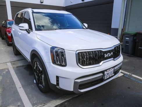 Used 2023 Kia Telluride EX w/ EX Captain's Chair Package image 2