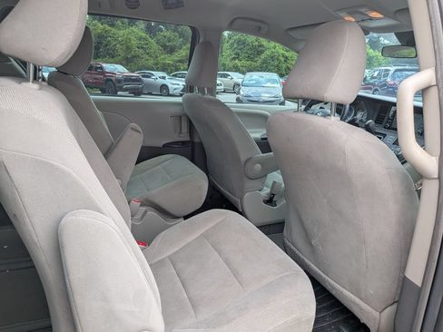 Used 2018 Toyota Sienna L FWD image 23