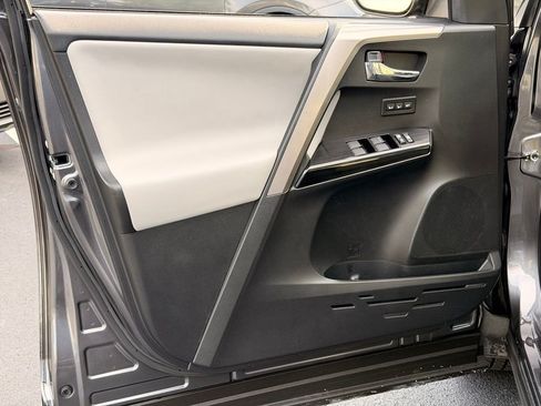 Used 2018 Toyota RAV4 Limited FWD image 24