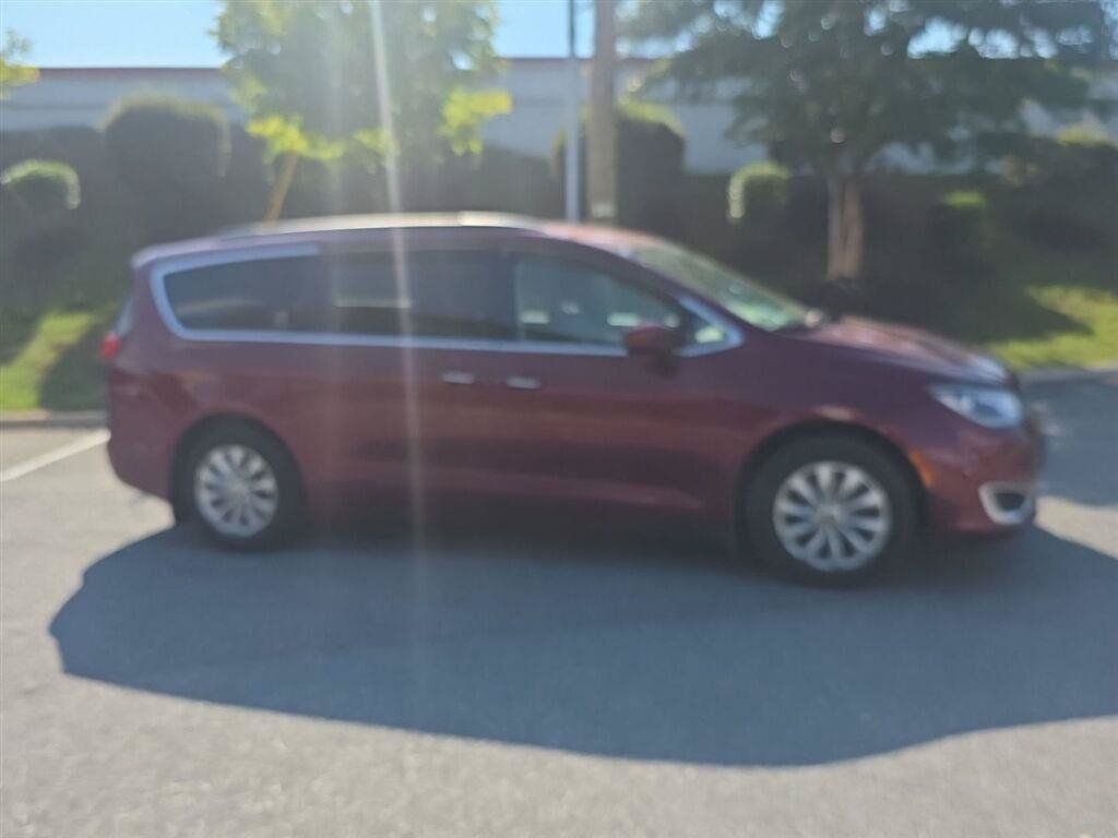 Used 2018 Chrysler Pacifica Touring Plus FWD image 4