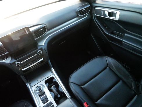 Used 2020 Ford Explorer XLT w/ Equipment Group 202A image 11