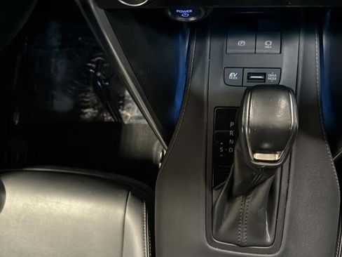 Used 2022 Toyota Venza XLE image 25