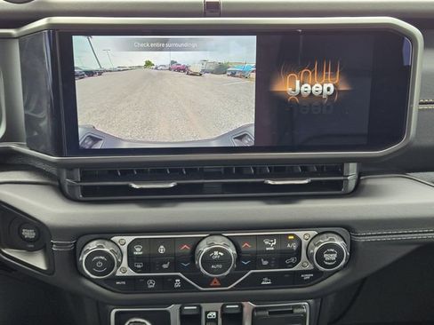 Used 2025 Jeep Gladiator Sport AWD/4WD image 17