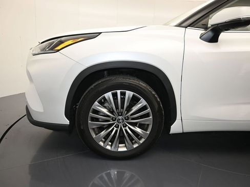 Used 2022 Toyota Highlander Platinum FWD image 9