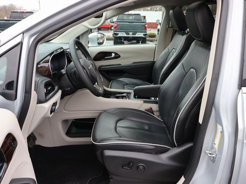 Used 2022 Chrysler Pacifica Limited image 3