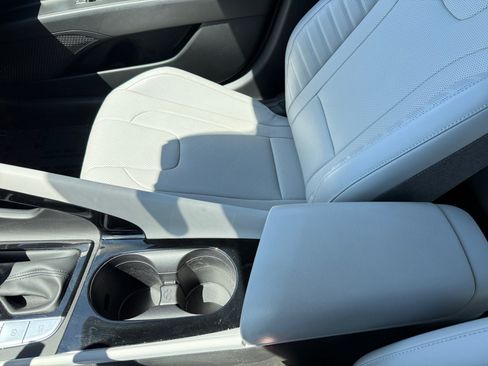 Used 2022 Hyundai Elantra Limited image 14