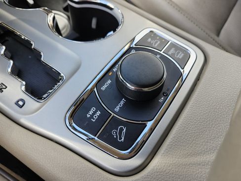 Used 2012 Jeep Grand Cherokee Overland AWD/4WD image 34