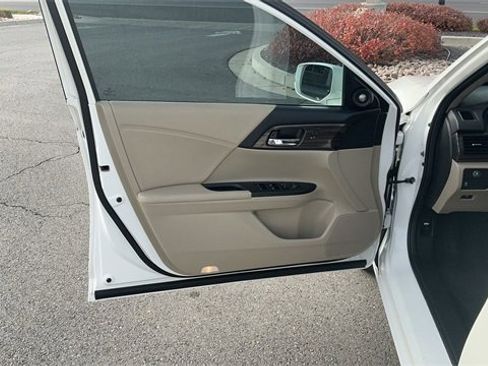 Used 2017 Honda Accord EX-L image 3