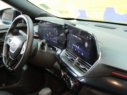 Used 2025 Chevrolet Trax RS image 10