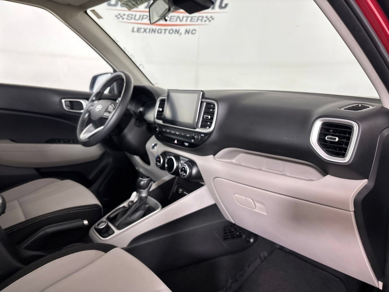 Used 2024 Hyundai Venue SEL FWD image 30