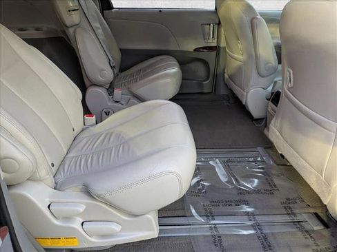 Used 2014 Toyota Sienna XLE image 19
