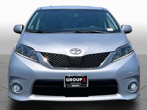 Used 2016 Toyota Sienna SE w/ SE Preferred Package FWD image 3