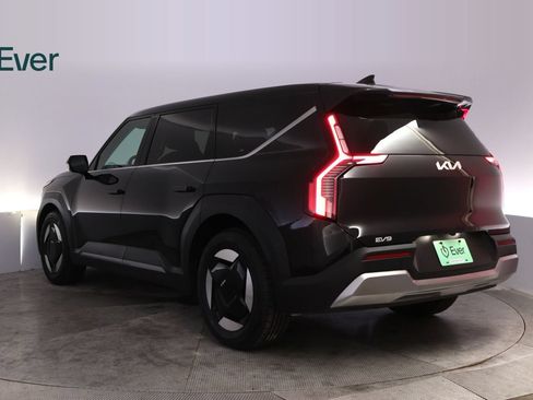 Used 2024 Kia EV9 Light Long Range RWD image 17