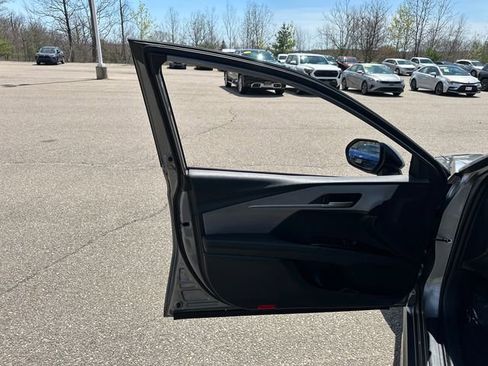 Used 2025 Toyota Camry SE w/ Convenience Package image 28