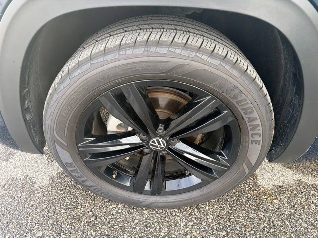 Used 2023 Volkswagen Atlas Cross Sport SEL R-Line AWD/4WD image 37