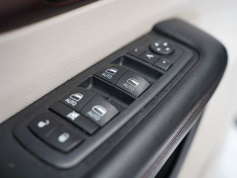 Used 2017 Chrysler Pacifica Limited w/ UConnect Theater Package FWD image 27