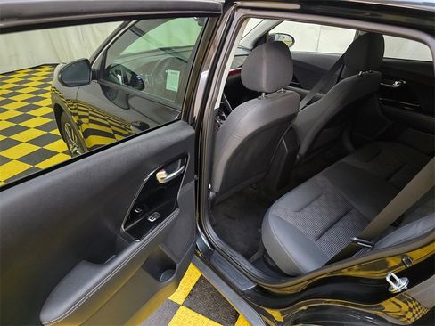 Used 2022 Kia Niro LXS w/ Digital Cluster Package image 15