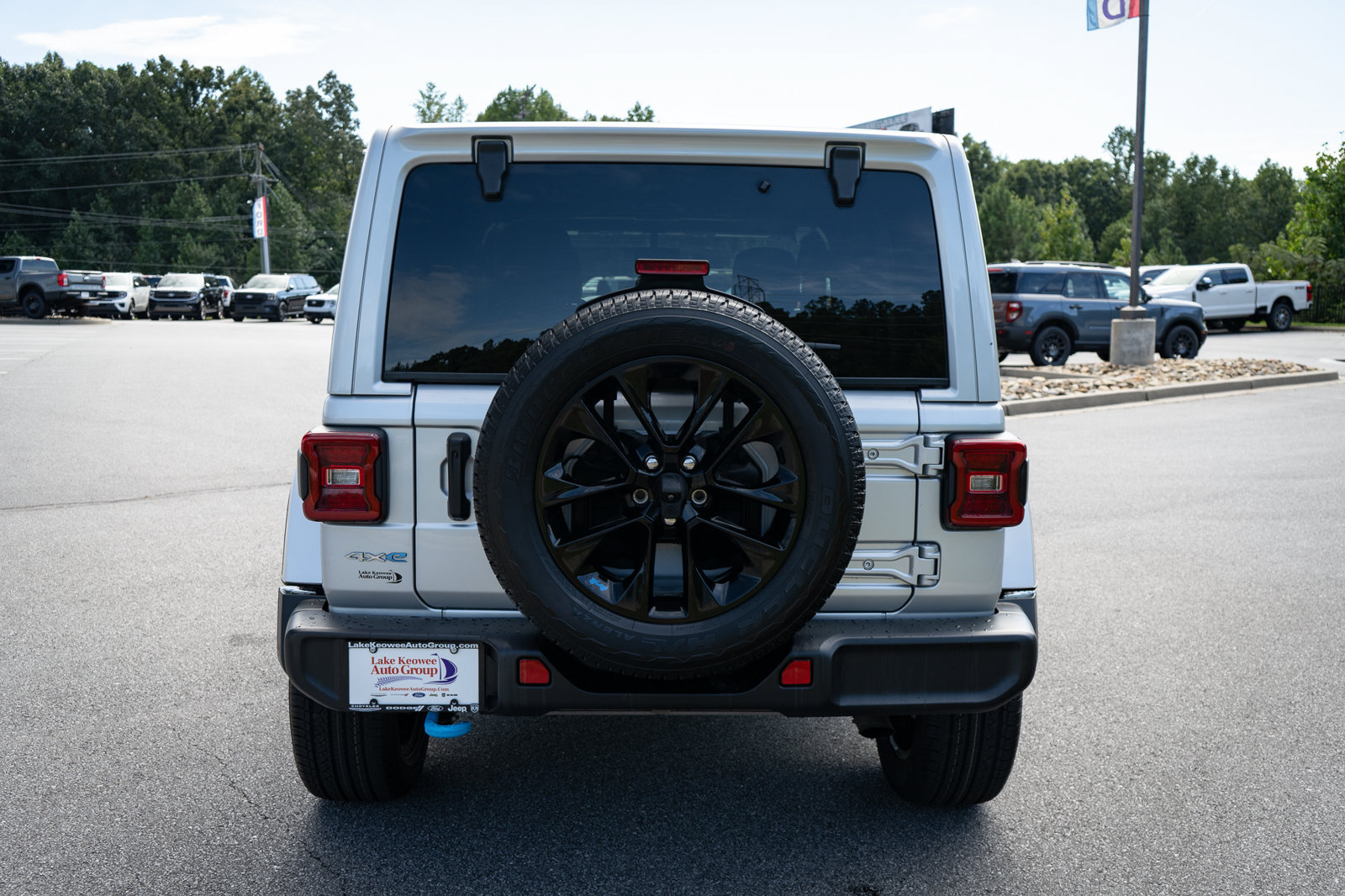 Used 2023 Jeep Wrangler Unlimited Sahara w/ Cold Weather Group AWD/4WD image 8