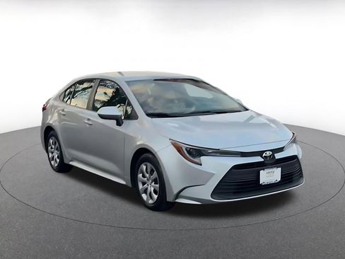 Used 2025 Toyota Corolla LE image 3