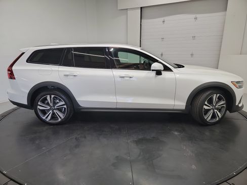 Used 2025 Volvo V60 B5 Cross Country Plus AWD/4WD image 11
