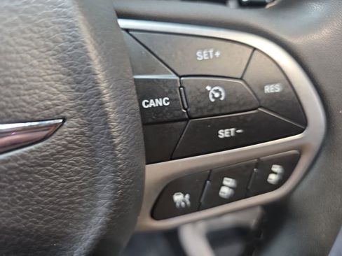 Used 2023 Chrysler Pacifica Touring-L FWD image 20