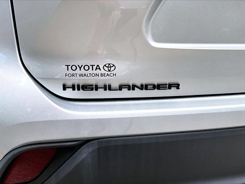 Used 2021 Toyota Highlander XLE AWD/4WD image 27